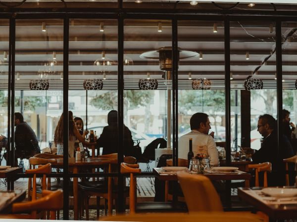 Interior de restaurant cu mese aranjate și lumină caldă