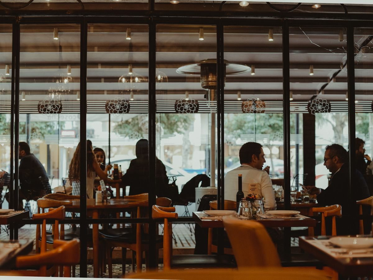 Interior de restaurant cu mese aranjate și lumină caldă